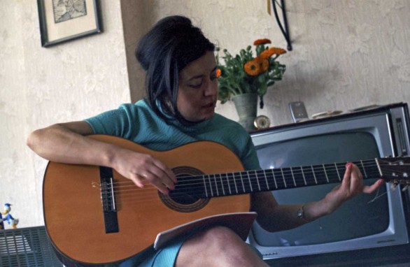 Loli tocando la guitarra en 1972