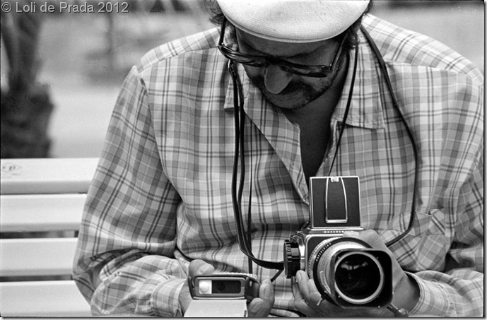 Joaquín con su "Hassel" practicando su pasión por la fotografía.