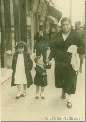 Mi madre con mi hermana y yo por la calle mayor