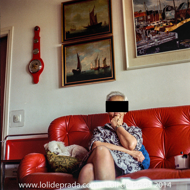 Abuela Carmen, en el sofa de nuestra casa. El juez dice que no puedo poner esta foto en mi blog.